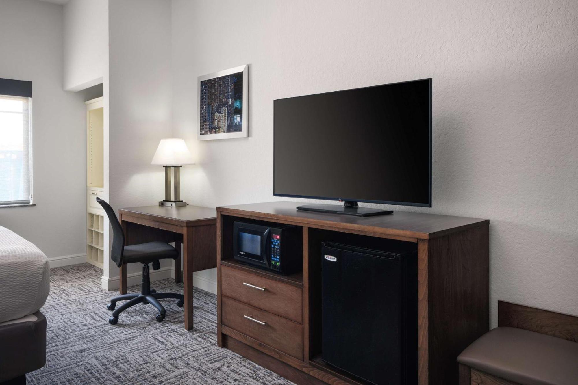 Western & Hotel 3*